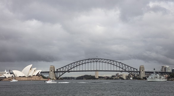 HMS Sutherland sails into Sydney Harbour