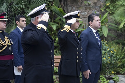 Cdre Steve Dainton, Vice Admiral David Steel and Gibraltar's Chief Minister Fabian Picardo honour the immortal memory