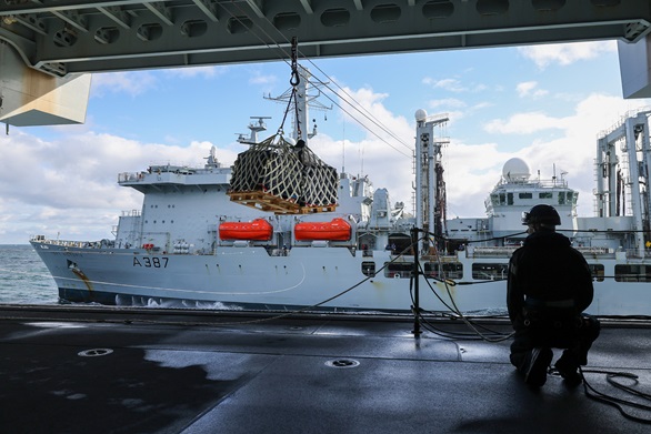 RFA Fort Victoria transfers supplies to HMS Queen Elizabeth during Exercise Strike Warrior