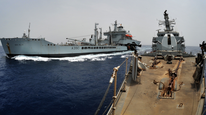 HMS Sutherland RASes with RFA Wave Ruler