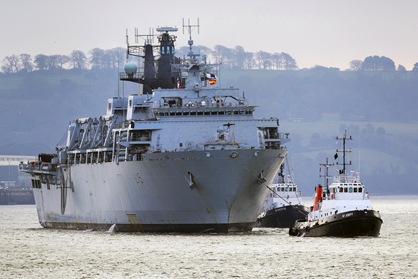 HMS Bulwark welcomed home for Christmas