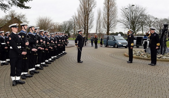  HMS Dauntless hosts top Pakistan Naval Officer