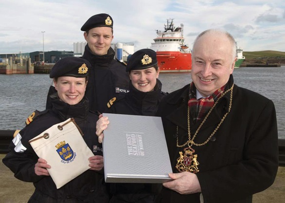 HMS Diamond delivers gifts to Aberdeen