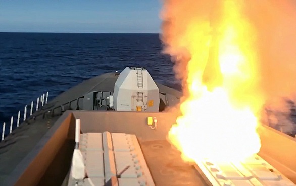 HMS Diamond Sea Viper firing