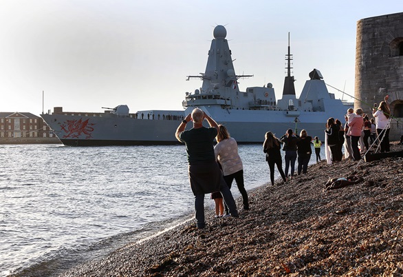 HMS Dragon leaves Portsmouth for the Gulf