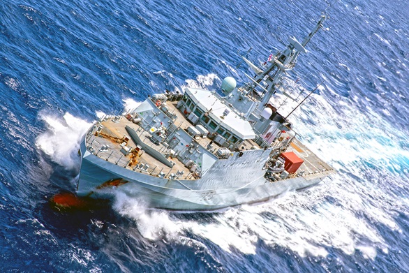 HMS Medway cuts through the Caribbean at speed