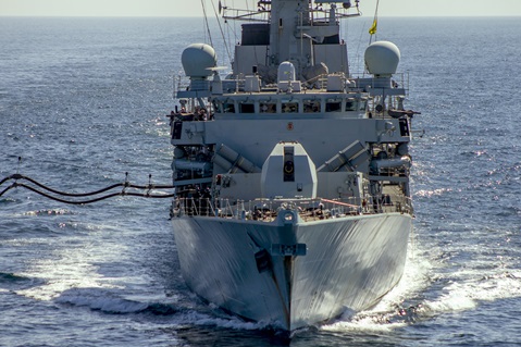 A bow shot of HMS Montrose while refuelling from USNS Big Horn