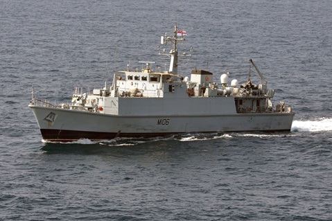 HMS Penzance play pirates testing defences of Gulf oil platforms