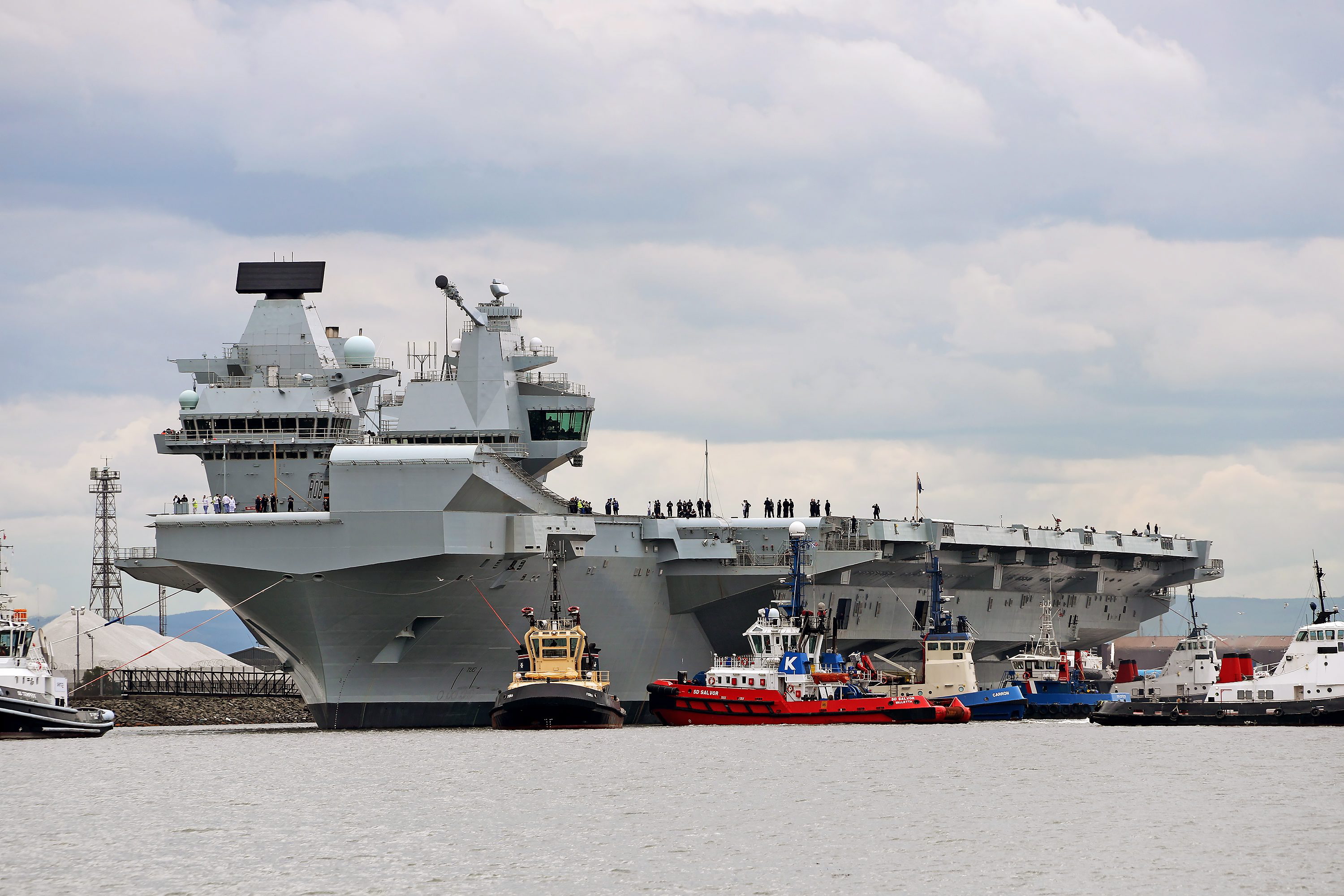 Aircraft carrier HMS Queen Elizabeth sails for the first ...