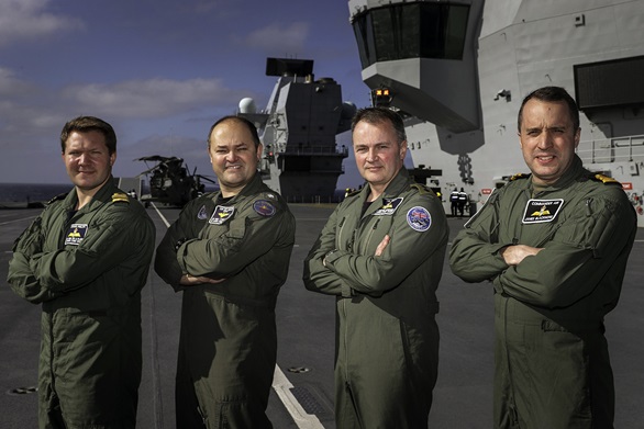 First fixed wing pilots join HMS Queen Elizabeth