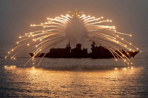 HMS Richmond's Lynx demonstrates flare in Indian Ocean