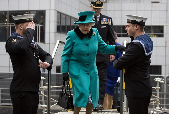 Queen visits HMS Sutherland