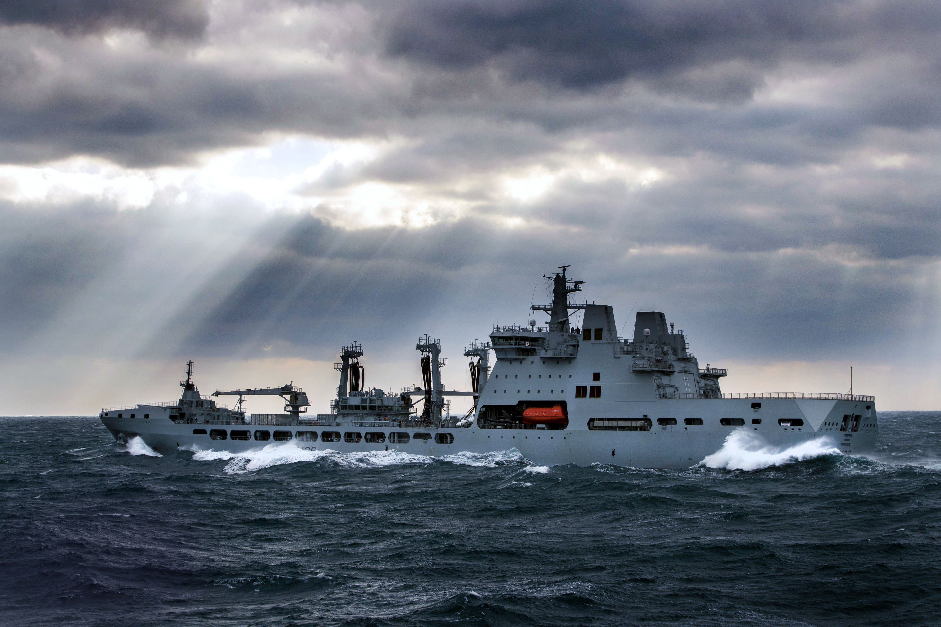 Военные корабли страны. Военные корабли НАТО. Военный флот РФ В Арктике. Корабли стран НАТО. Эсминец в Балтийском море.